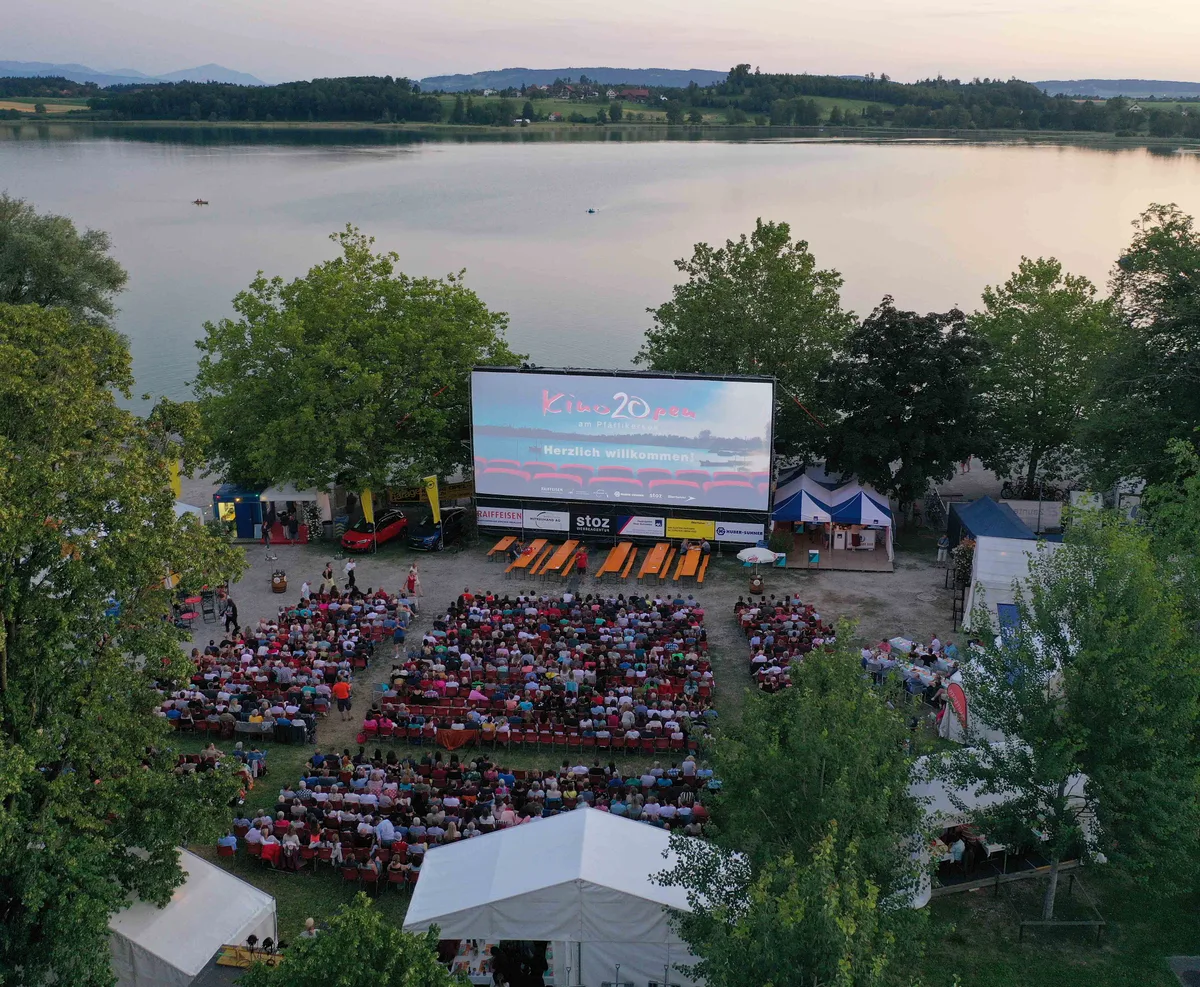 Auf diesem Bild feiert das Kino Open gerade sein 20-jähriges Bestehen. Dieses Jahr wird es dann bereits die 25. Ausgabe sein. (Archiv) Kino Open am Pfäffikersee